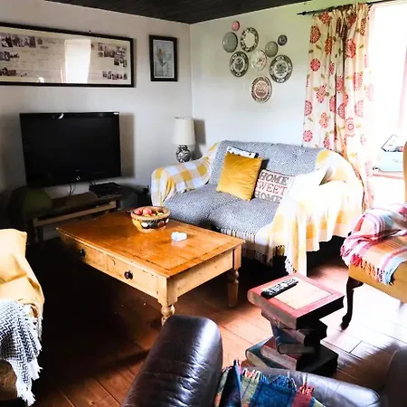 Authentic Irish Cottage, Rural Ballymascanlon Holiday home *